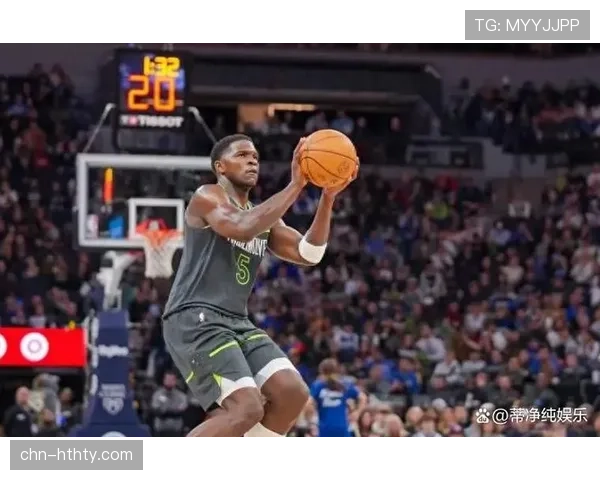 特写：爱德华兹隔扣后的怒吼点燃标靶中心，分差自此拉开